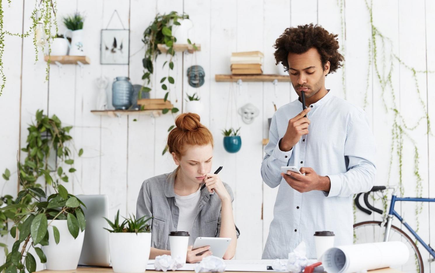 Profesionales trabajando en análisis financiero durante sesión formativa